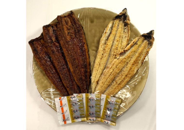 「三河一色産うなぎ蒲焼き３尾・白焼き２尾セット　５尾５５０ｇ＋たれ３袋」の包材画像