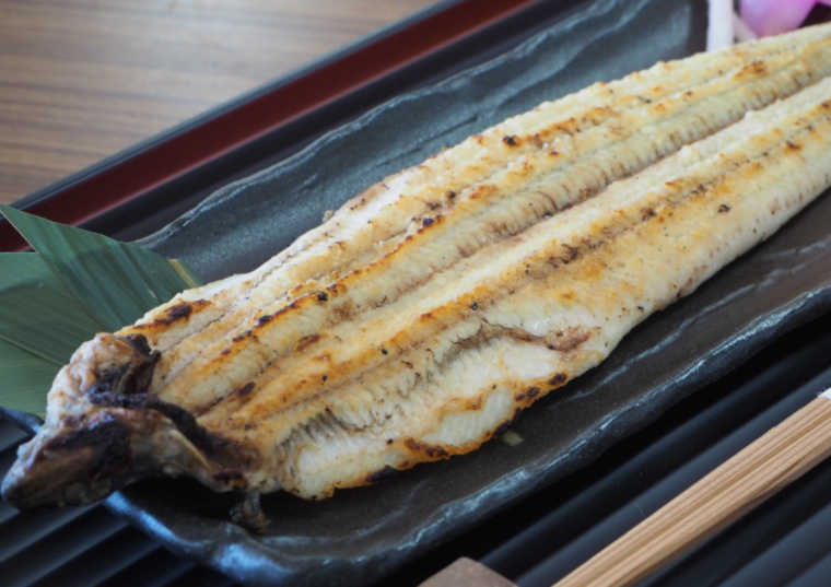 「三河一色産うなぎ蒲焼き３尾・白焼き２尾セット　５尾５５０ｇ＋たれ３袋」の商品画像