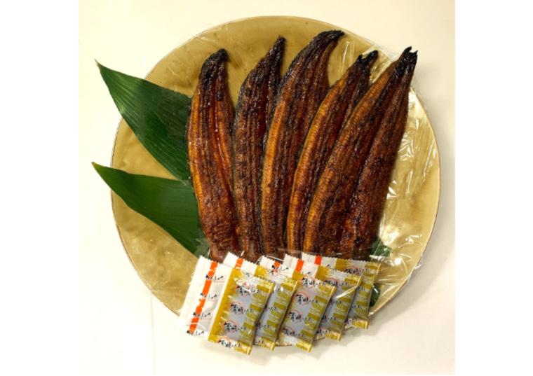 「三河一色産うなぎ長蒲焼５尾セット　５尾（５３０ｇ）＋たれ５袋」の包材画像