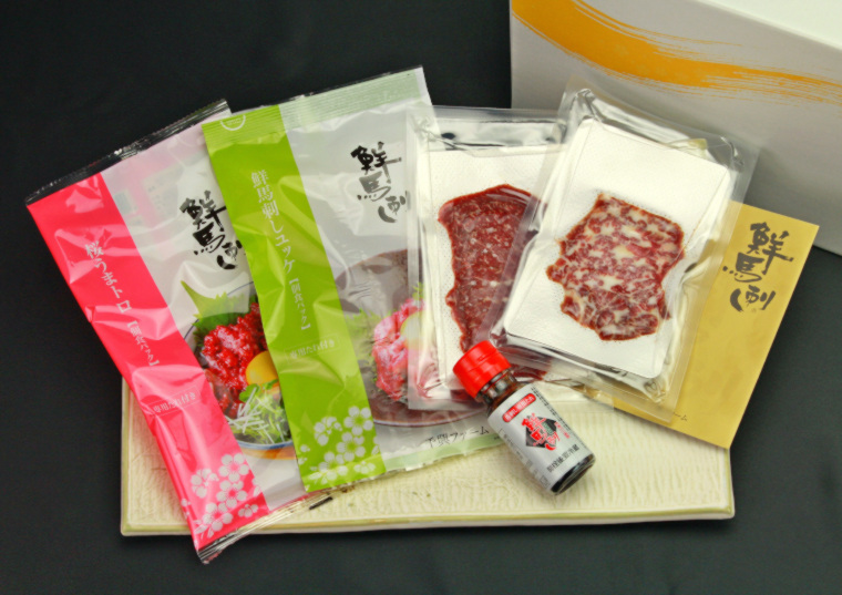 「鮮馬刺しスライス４種バラエティーセット（鮮ー５１９）　１セット２２０ｇ、タレ５０ｍｌ」の包材画像