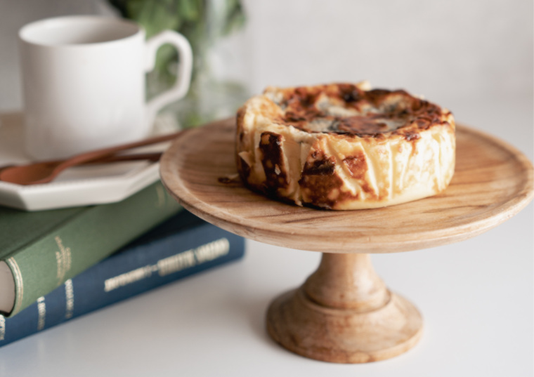 「ＰＲＥＭＩＵＭバスクブルーチーズケーキ　　４号（直径約１２ｃｍ）」の商品画像